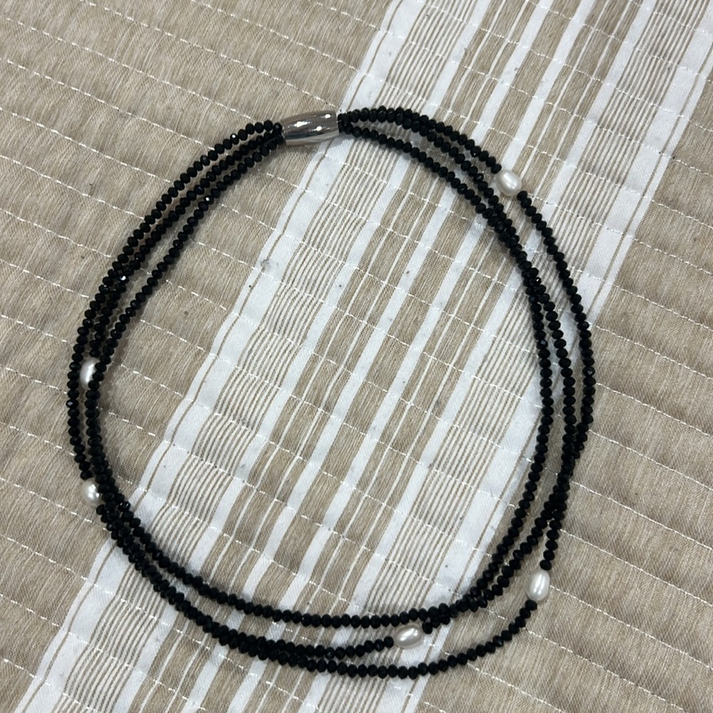Neckless beaded with pearls. Three layers. Closing on magnet